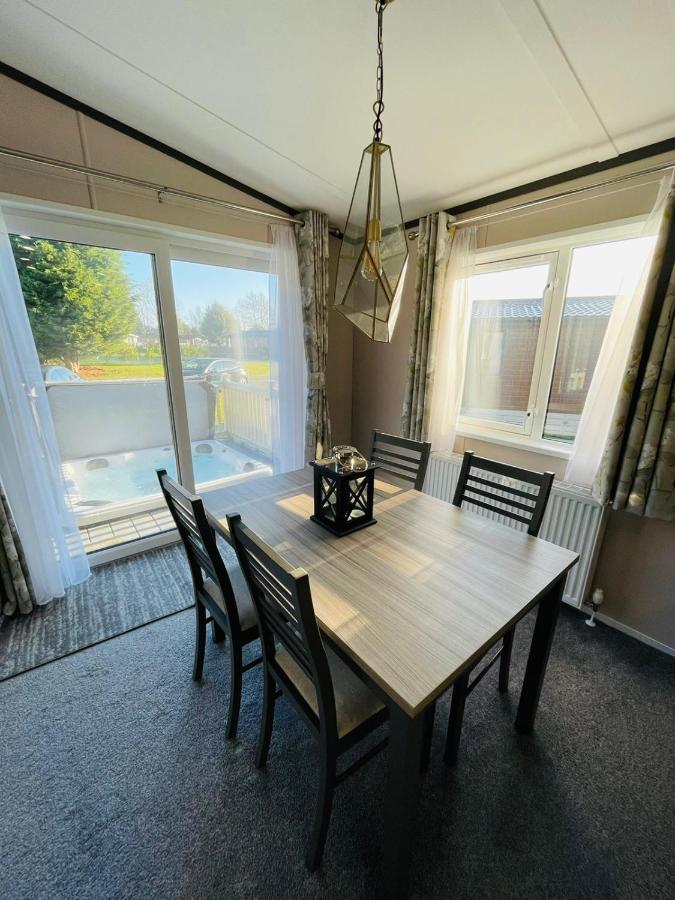Gleneagles Lodge With Hot Tub ヨーク エクステリア 写真